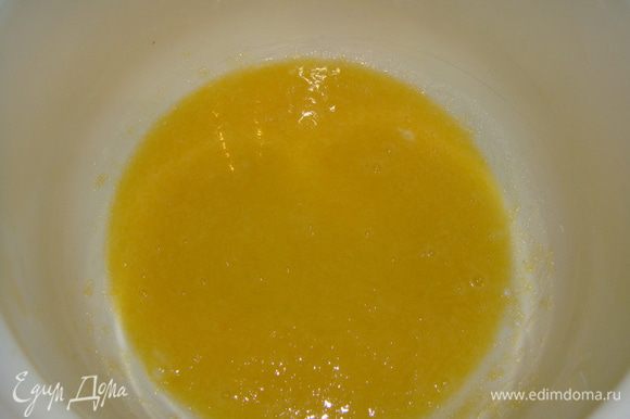 1 яйцо и желток (белок оставляем для смазывания пирога) растереть с 1 стаканом сахара и солью.