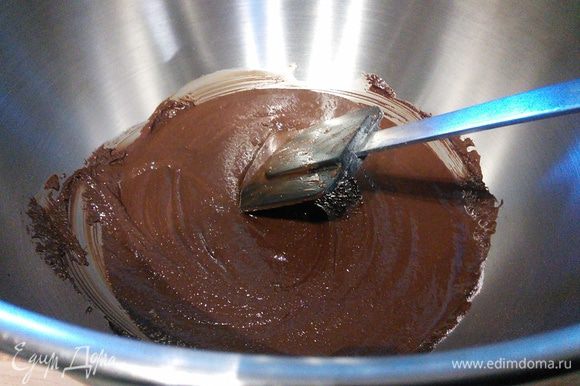 100 г шоколада растопить любым доступным вам способом. Остальной шоколад порубить.