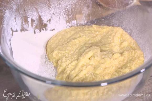 Сливочно-яичную массу добавить к муке с разрыхлителем, влить ванильный экстракт и лопаткой вымешать тесто.