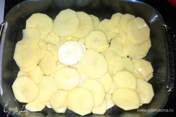 Форму для запекания смазываем растительным маслом. Выкладываем слой картофеля.
