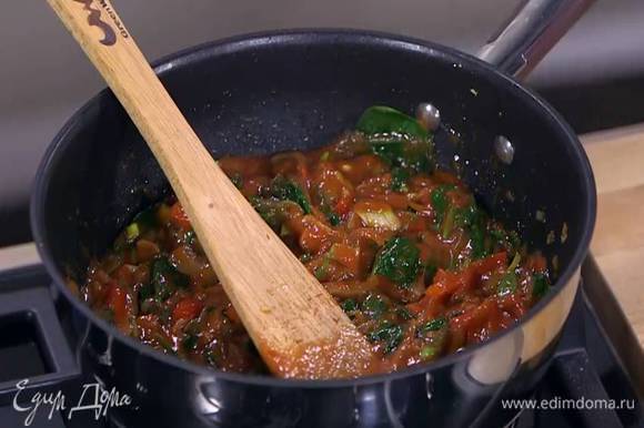 В сковороду с перцем и шпинатом добавить нарезанный зеленый лук, томатную пасту и томатный соус, все перемешать и выключить огонь.