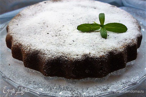 Готовый остывший пирог посыпаем сахарной пудрой и украшаем листиком мяты.