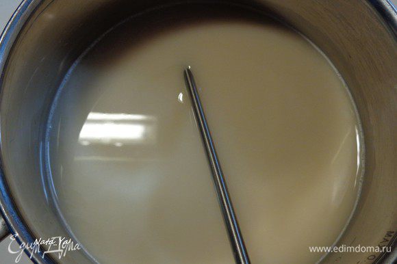 Дрожжи растворить в теплом (38 — 40°С) молоке.
