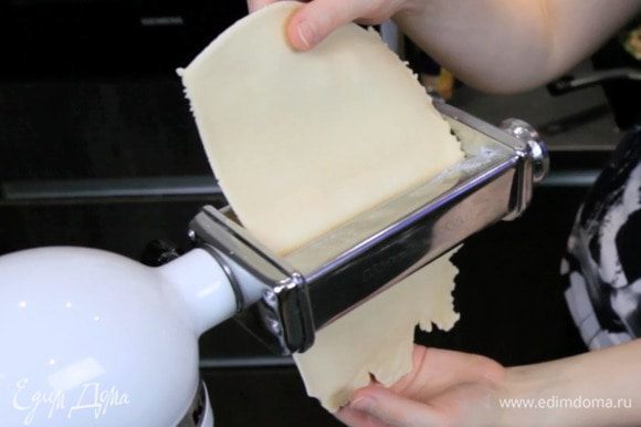 Раскатать очень тонко тесто с помощью паста-машины.
