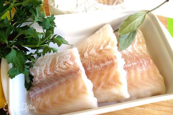 Разморозить филе в холодильнике (5 — 7 часов). Треска, которая здесь используется, была выловлена в Баренцевом море, потом заморожена. Ее отличает белое, плотное мясо и изумительный вкус.