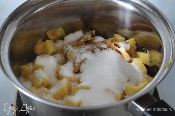 На среднем огне с сахаром проварить около 30 минут. Если сока недостаточно, стоит добавить воды, чтоб покрыло ананасы.