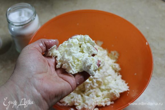 Раскрошите сырный сгусток на мелкие кусочки, немного посолите, перемешайте. Емкость в которой будете делать сыр, возьмите побольше (у меня недостаточно удобная).