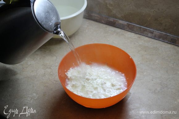 Нагрейте 2 — 3 литра воды до 85 — 90°С и залейте горячей водой сырное тесто.