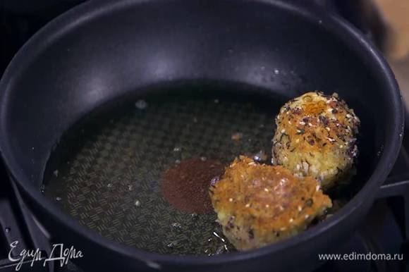 Разогреть в отдельной сковороде оставшееся оливковое масло и обжарить панированные яйца со всех сторон, затем разрезать пополам.