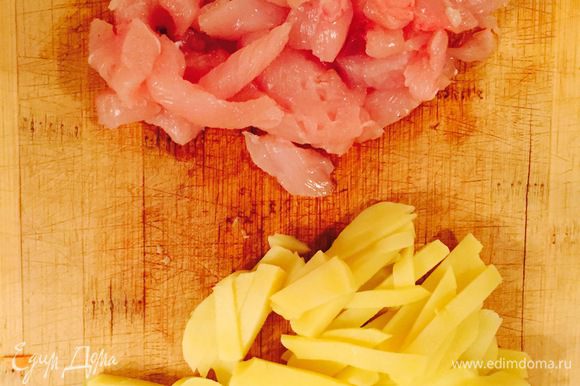 Нарезать тонко картофель и куриное филе.