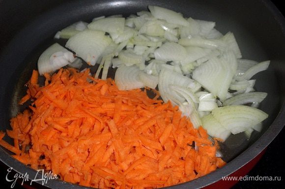 В сковороду наливаем растительное масло и добавляем нарезанный лук и морковь.