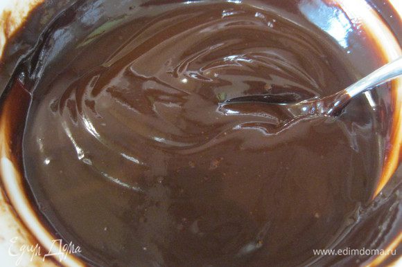 Готовим ганаш. Шоколад и сливки растопить, перемешать до гладкой блестящей массы. Покрыть ганашем верх торта и сразу же сформировать хрустящий слой из безе произвольно.