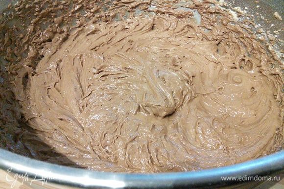 Вмешать в тесто растопленный шоколад.