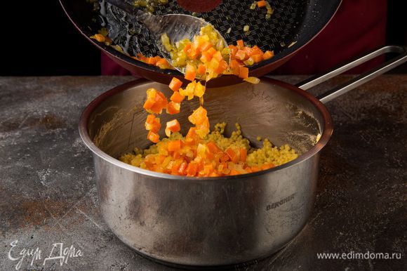 Лук очистить и мелко нарезать, морковь нарезать кубиками и обжарить на оливковом масле, добавить к готовому пшену.
