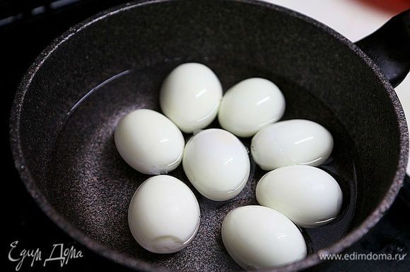 В кастрюлю или глубокую сковороду налить 2 ст. воды и поместить в нее яйца.