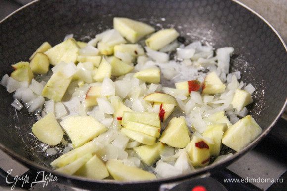 Затем добавить почищенные и нарезанные кубиками яблоки (желательно использовать кисло-сладкие сорта).