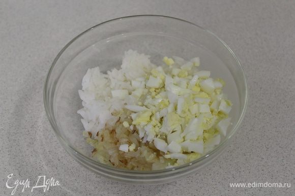 Для рисовой начинки смешать отваренный рис, обжаренный на сливочном масле репчатый лук, измельченные яйца.