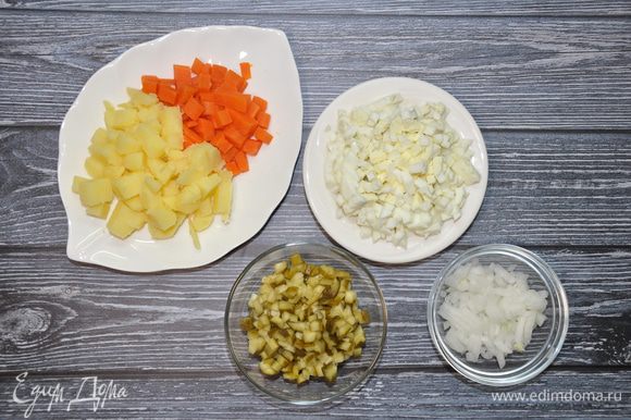 Картофель и морковь нарежьте средними кубиками. Соленые огурцы, лук и яйца мелко покрошите.