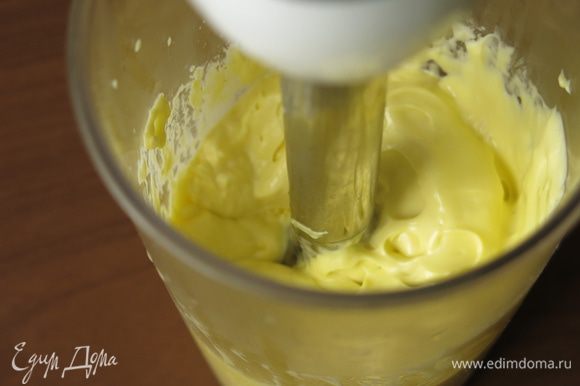 Готовим соус: в стакан наливаем масло растительное, кладем соль, вбиваем яйцо аккуратно, помещаем венчик на желток и сбиваем.