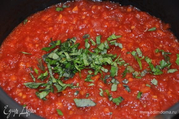 За 5 минут до готовности соуса добавьте мелко накрошенный свежий зеленый базилик. Соус у вас должен получиться достаточно густым.