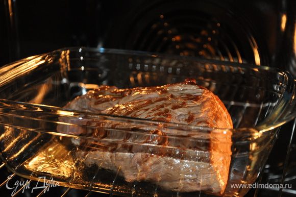Ставим мясо в прогретую до 240°С духовку на 15 минут, после этого переворачиваем его и запекаем еще минут 8.