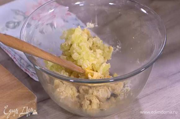 Измельченные цукаты добавить в тесто и вымесить все руками.
