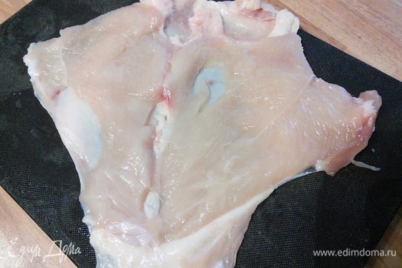 Срезать филе, оставив тонкий слой на шкурке. Разумеется, нужно стараться не повредить шкурку.