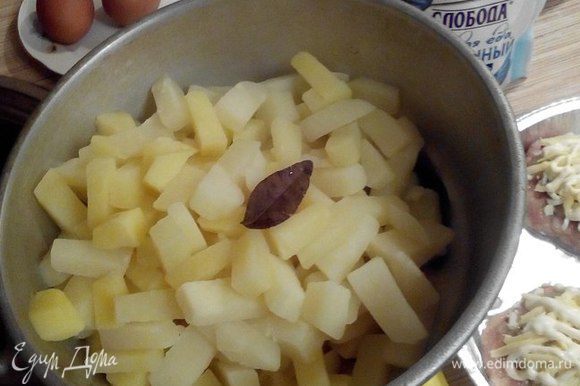 Опрокинуть картофель на дуршлаг.