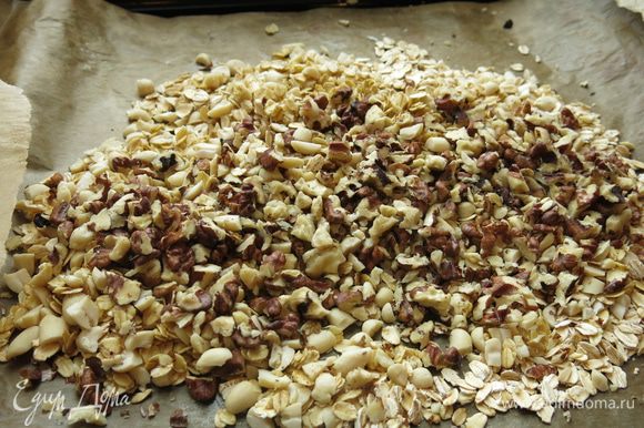 Добавляем орехи и ставим на 20 минут при 180°С в духовку, через 10 минут после начала прогревания перемешиваем.