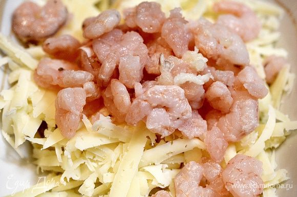 Салатные креветки смешать с натертым сыром, добавить нарезанный укроп.