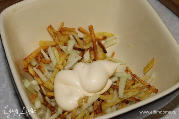 Соедините вместе картофель, яблоко и майонезный соус. Добавьте к салату перец по вкусу и немного соли, перемешайте.