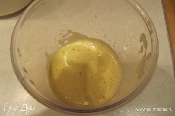 Яйцо соединить с помощью венчика с апельсиновым соком и ванилином.