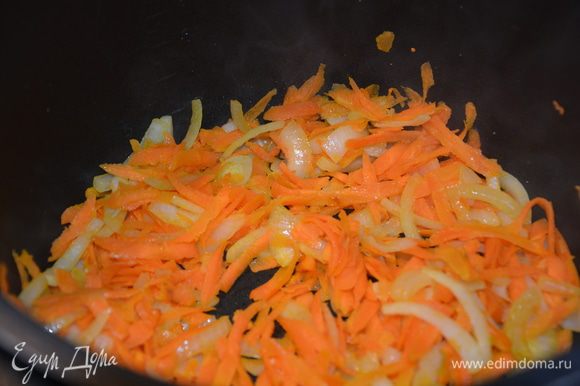 Другую луковицу нарезать мелко, морковь натереть на терке, пассеровать в масле до мягкости.