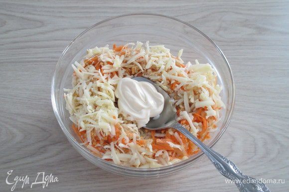 На этой же терке натрите сыр, добавьте его к овощам. Заправьте салат легким майонезом. Количество майонеза для заправки зависит от сочности моркови. Соль по желанию и по вкусу.