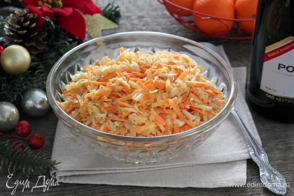 Салат из жареного корневого сельдерея и сырой моркови, заправленный ТМ «Слобода» Легкий, готов.