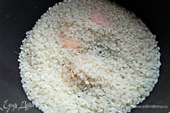Рис отварить заранее обычным способом. Я варю в мультиварке. Тут у меня рис для суши, но это не принципиально.