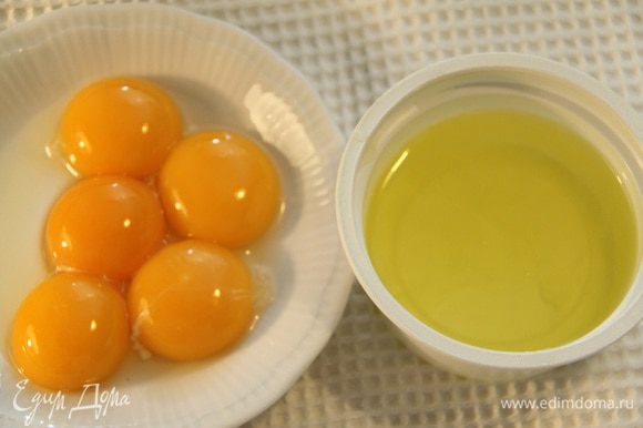 Отделить белки от желтков. Два белка добавить к тертому сыру (три белка используйте для других рецептов, например, http://www.edimdoma.ru/retsepty/32364-kunzhutnoe-pechenie-s-shokoladom — очень люблю это печенье).