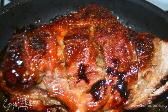 В конце приготовления лучше переворачивать мясо почаще, так как глазурь, стекшая на дно сковороды, может начать подгорать.