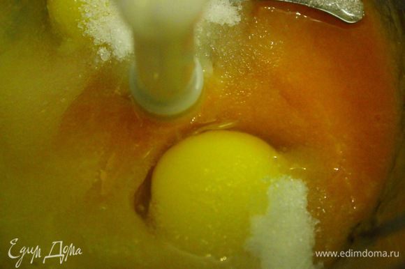 Смешать пюре абрикоса, слегка взбитые яйца, сахар, листочки тимьяна и лимонный сок. Варить смесь на небольшом огне до 80°С. Добавить распущенный желатин, пробить крёме блендером и вылить поверх карамели с курагой, поставить в морозильник.