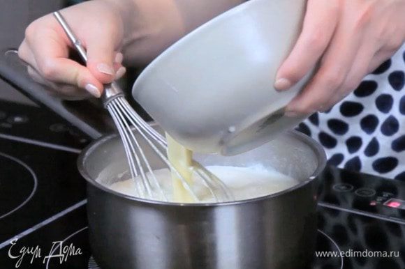 Влить желтковую смесь к молоку и варить, постоянно помешивая, на медленном огне 3 — 4 минуты до загустения.