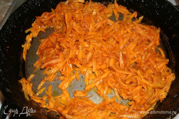 Морковь натереть на крупной терке, обжарить на растительном масле до мягкости. Переложить в посуду, в которой будут тушиться голубцы.