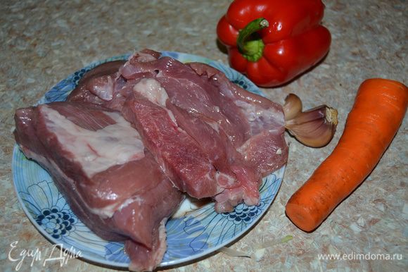 Для мясной части блюда понадобится филе индейки (у меня филе бедра индейки), морковь, перец болгарский и чеснок.