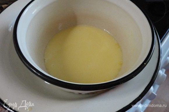 Приготовить крем. В небольшой миске смешать мягкое масло, цедру, сок, сахар и яйцо.