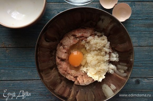В фарш добавьте измельченный лук, яйцо, рис, листики молодого тимьяна, затем посолите, поперчите, тщательно перемешайте.