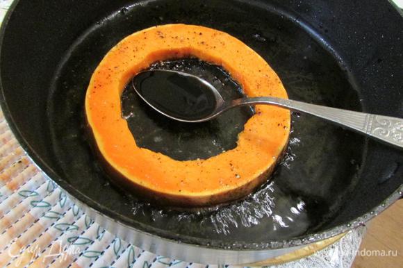 Разогреть оставшееся масло и обжарить тыкву с обеих сторон. Во время жарки добавить бальзамический уксус.