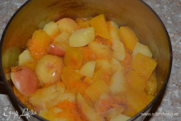 Сложить все овощи и фрукты в кастрюлю, залить водой, чтобы покрывала содержимое, посолить и варить в течение 20 минут.