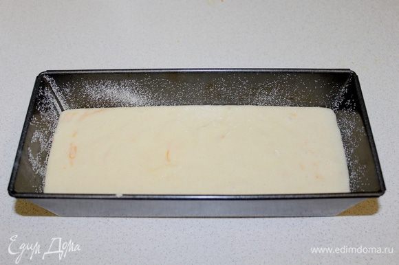 Переложить тесто в форму, смазанную маслом и присыпанную манкой.