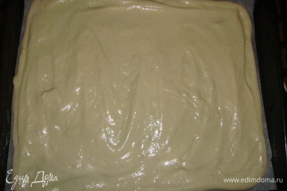 Противень застелить пекарской бумагой и смазать сливочным маслом. Выложить тесто на противень и разровнять. Выпекать в разогретой до 190°С духовке, 10 — 12 минут. Так же выпечь второй корж.