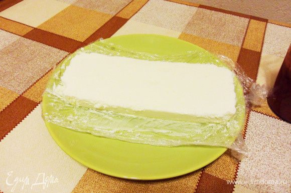 Застывший десерт за пленку осторожно вытащить из формы. Пленку развернуть. Порезать на прямоугольники.