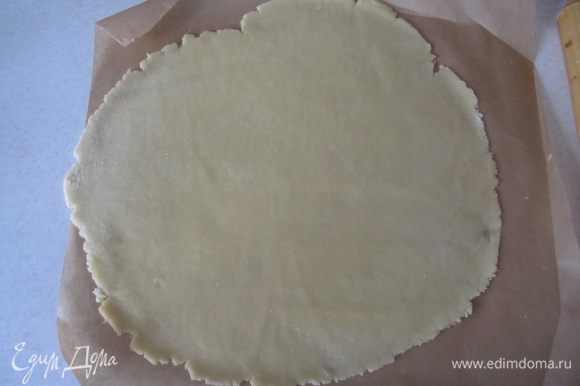 Раскатываем тесто с помощью скалки в круг.